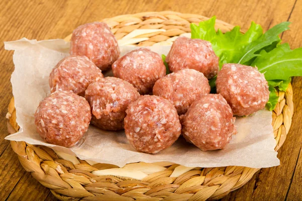 Boulettes Viande Crue Pour Cuisson Sur Fond Bois — Photo