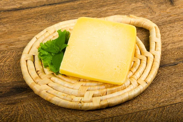 Queso Parmesano Con Hojas Ensalada Albahaca Sobre Fondo Madera —  Fotos de Stock
