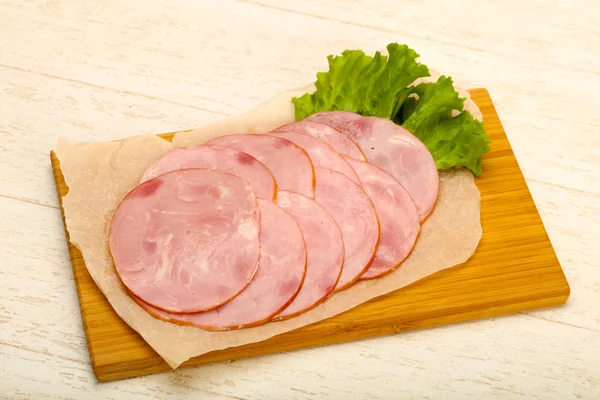 Salsiccia Affettata Con Foglie Insalata Sfondo Legno — Foto Stock