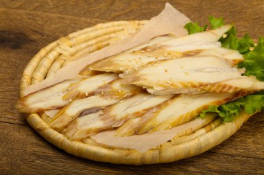 Yılan balığı sashimi gemide, ahşap masa arka plan üzerinde Japonca gıda