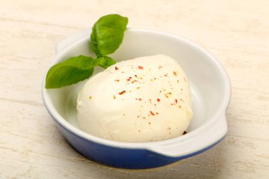Fesleğen yaprakları ile Mozzarella peyniri