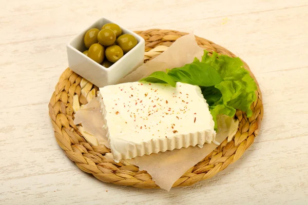 Queijo feta com azeitonas — Fotografia de Stock