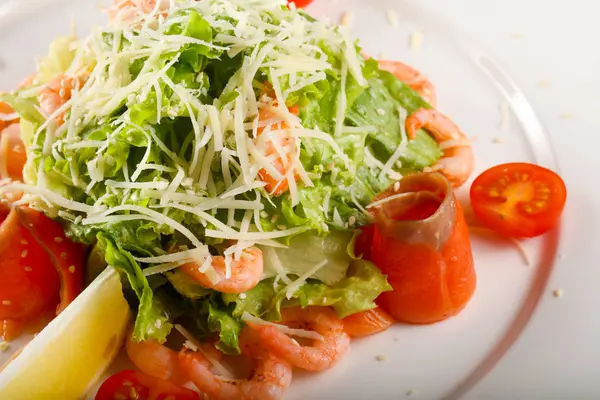 Caesar-Salat mit Garnelen und Lachs — Stockfoto