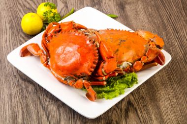 Plaka üzerinde haşlama yengeç