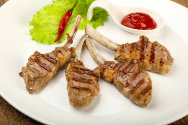 Plaka üzerinde ızgara kuzu