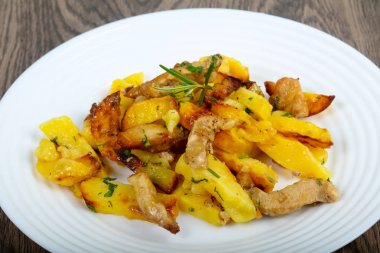 Domuz eti ile kızarmış patates