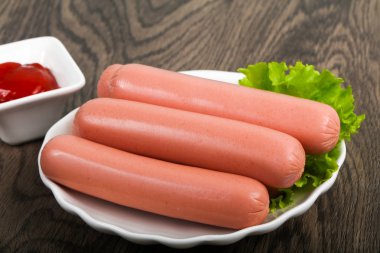 Haşlanmış sosis salata ile 