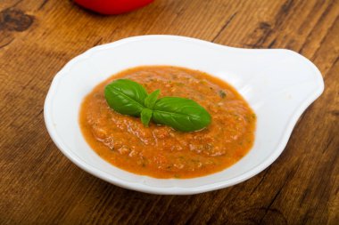 Gazpacho çorbası yeşil soğan ile