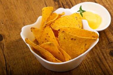 Nacho peynirli sos ile