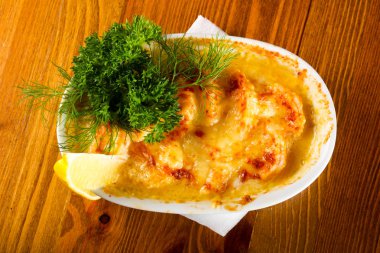 Karides ve peynir ile Cocotte