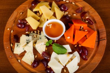 Peynirli bal tabağı.