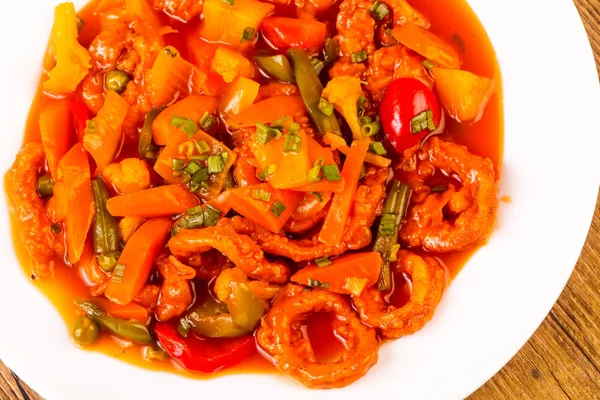 Кольца кальмара в сладком и кислым соусе с овощами — стоковое фото