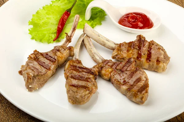 Plaka üzerinde ızgara kuzu