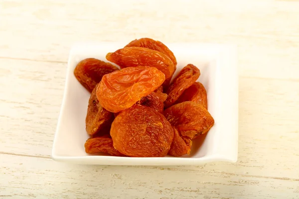 Сухая куча абрикосов — стоковое фото