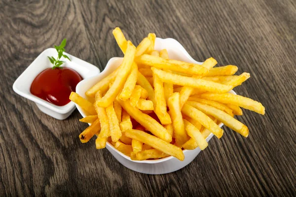 Domates ve ketçaplı patates kızartması.