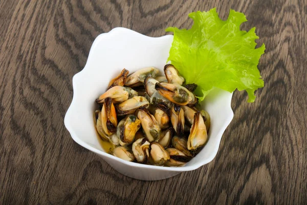 Inlagda musslor med salladsblad — Stockfoto