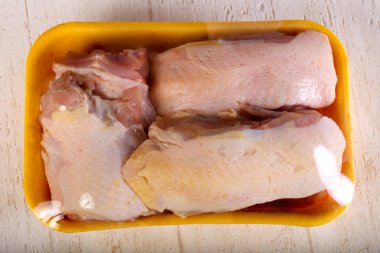 Çiğ tavuk parçaları ahşap arka plan üzerinde yemek pişirmek için hazır