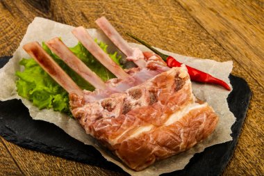 Ham kuzu kaburga ile biber ahşap arka plan üzerinde yemek pişirmek için hazır