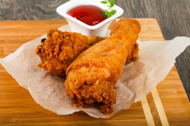 Çıtır tavuk budu ahşap arka plan üzerine ketçap ile