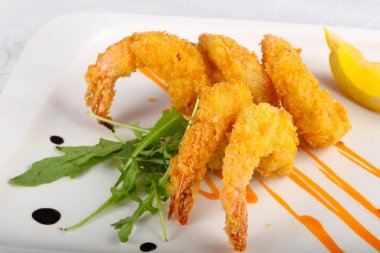 Çıtır karides limon dilim beyaz tabak içinde hizmet