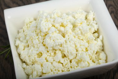 Süzme peynir süt, ahşap masa arka plan kase kase 