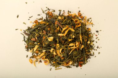 Aroma çay yığın meyve, meyveler ve otlar ahşap masa arka plan üzerinde