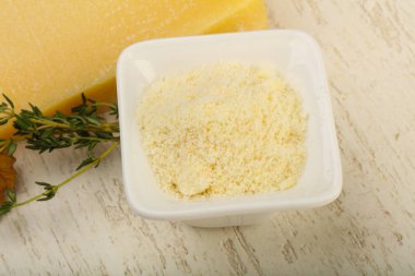 Parmesan rendelenmiş peynir yığın ceviz ve kekik ahşap arka plan üzerinde