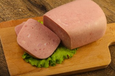 Jambon sosis salata üzerine ye, ahşap masa arka plan için hazır bırakır