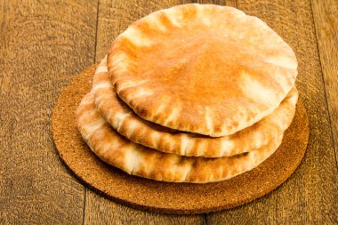 Pide ekmek yığın ahşap arka plan üzerinde
