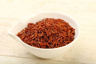 Ham kahverengi pirinç kase ahşap arka plan üzerinde