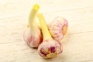 Taze sarımsak ahşap arka plan üzerinde kullanıma hazır 