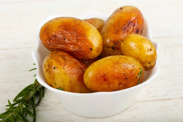 Patata Horno Joven Con Romero Sobre Fondo Madera — Foto de Stock