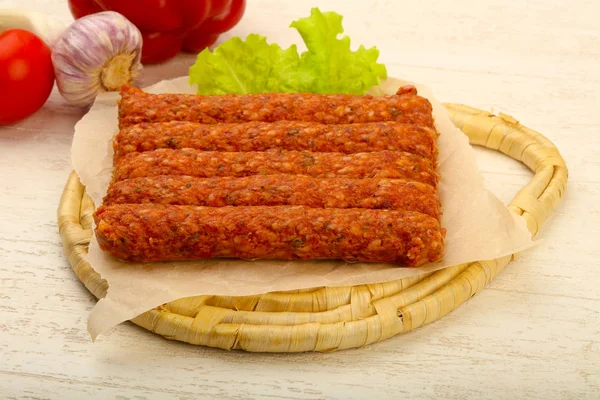 Salsichas Carne Crua Para Churrasqueira Fundo Mesa Madeira — Fotografia de Stock