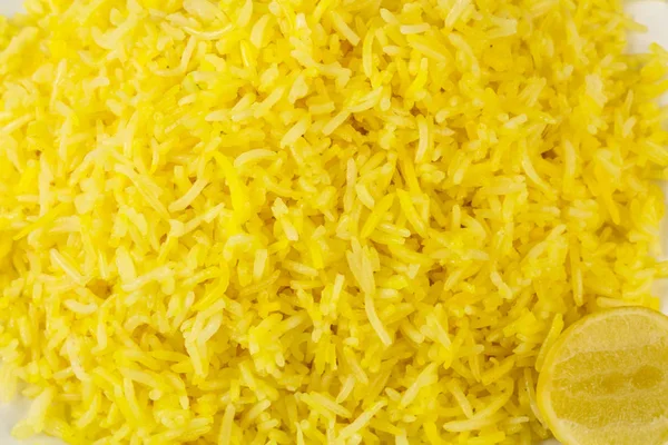 Hint geleneksel mutfak - ahşap arka plan üzerine kireç ile sarı pirinç