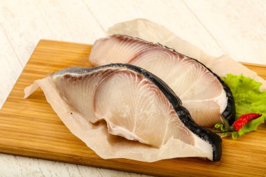 Ham sulu köpek balığı biftek ızgara üzerinde ahşap arka plan için hazır