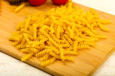 Ahşap arka plan üzerinde makarna için ham fussili 