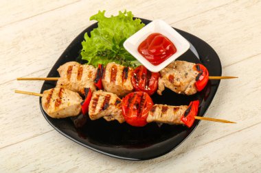 Domates ve biber beyaz plaka ile Türkiye şiş ızgara