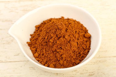 Tahta arka planda kakao tozu var.