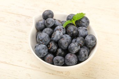 Kase ahşap arka plan üzerinde yaban mersini