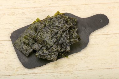 Ahşap arka plan üzerinde fiş gevrek Nori yaprak 