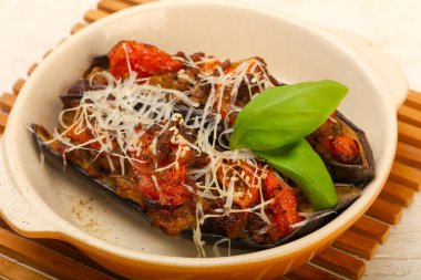 Et ve ahşap arka plan üzerinde peynir ile doldurulmuş patlıcan