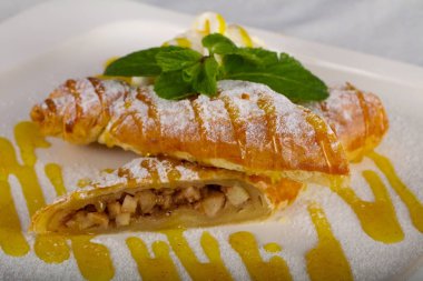 Strudel beyaz plaka üzerinde dondurma ile