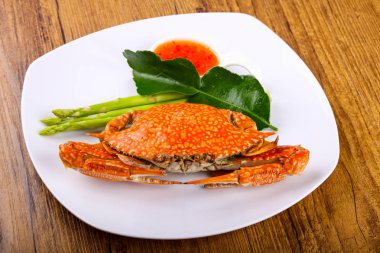 Haşlama yengeç taze ve sıcak - delicous meze ahşap arka plan üzerinde