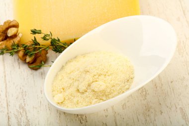 Parmesan rendelenmiş peynir yığın ceviz ve kekik ahşap arka plan üzerinde