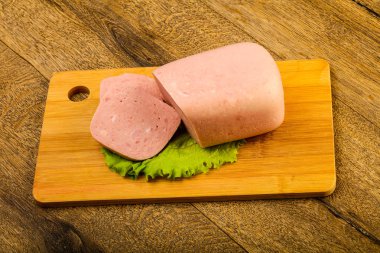 Jambon sosis salata üzerine ye, ahşap masa arka plan için hazır bırakır