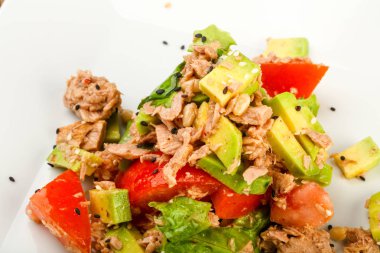 Domates soslu ton balığı ve avokado salatası. 
