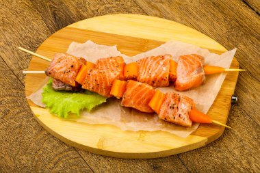 Çiğ somon şiş ile baharat yemek için ahşap masa arka plan hazır