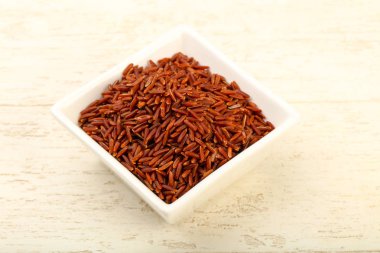 Ham kahverengi pirinç kase ahşap arka plan üzerinde