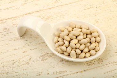 Kase ahşap arka plan üzerinde beyaz kuru fasulye