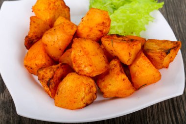 Otlar beyaz plaka üzerinde fırında patates